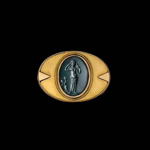 An Art Deco gold ring with a roman bloodstone. Venus Anadyomene with Cupid.